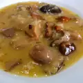 Sos de ciuperci pentru carne din gălbiori, shiitake și mânătărci