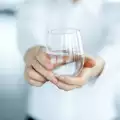 Câtă și ce fel de apă să bem