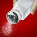 Câtă sare putem mâncă zilnic și cum să ajustam cantitatea consumată
