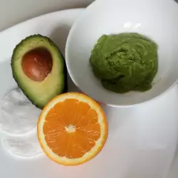 Mască pentru față cu avocado