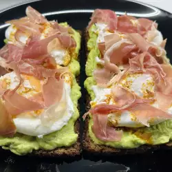 Pâine prăjită cu avocado, cu ouă poșate și prosciutto