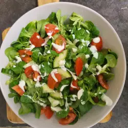 Salată de baby spanac cu sos ușor de usturoi