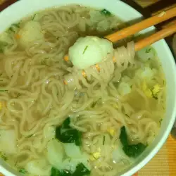 Supă japoneză Ramen cu conopidă și spanac