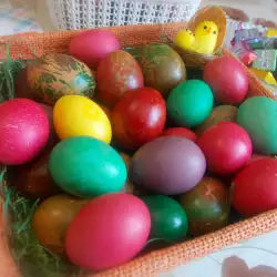 Ouă mai mari sau mai mici, vopsite pentru Paște