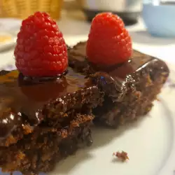 Brownies cu glazură de ciocolată și zmeură