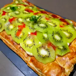 Plăcintă americană cu foitaj, cremă de cofetărie și kiwi