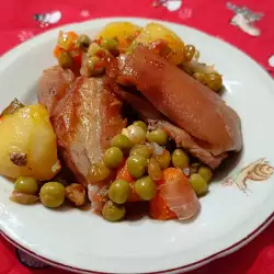 Ciolan de porc cu mazăre și cartofi, în vas de lut