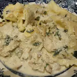 Ravioli de casă cu carne tocată de vită și mânătărci