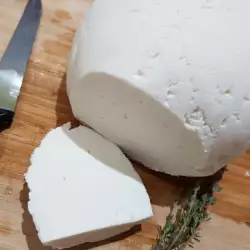 Brânză de oaie, preparată în casă