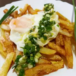 Cartofi prăjiți cu ouă și ceapă verde