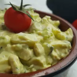 Salată cu avocado si usturoi