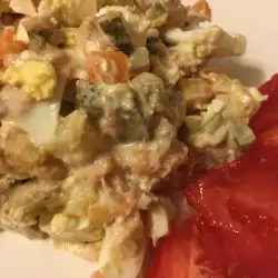 Salată de ouă cu ton și maioneză