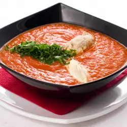 Supă de roșii cu parmezan și felii de pâine prăjită