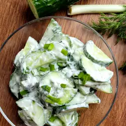 Salată cu castraveți si ceapă verde
