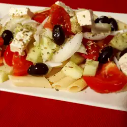 Salată grecească cu castraveți