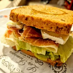 Sandviș rece cu jamón ibérico și brie