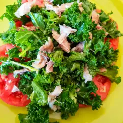 Salată cu varză kale și roșii