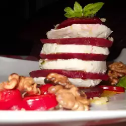 Salată Caprese cu sfeclă și mozzarella cu busuioc