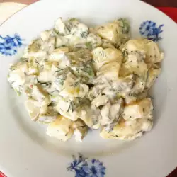 Salată cu castraveți si cartofi