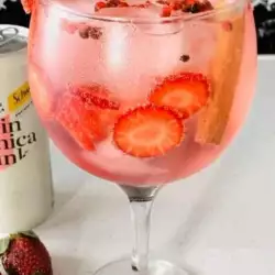 Cocktail cu gin roz și căpșuni
