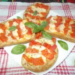 Crostini cu roșii și mozzarella
