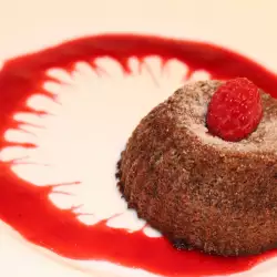 Lava cake cu sos de zmeură