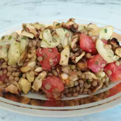Salată pestriță cu linte și dovlecel