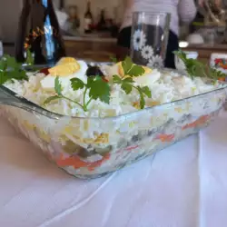 Salată multistraturi cu carne afumată și ciuperci