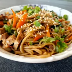 Noodles cu legume și carne