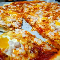 Pizza cu pui și ouă de prepeliță