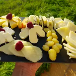 Platou cu brânzeturi și fructe pentru oaspeți
