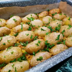 Cartofi prăjiți proaspeți cu crustă irezistibilă de parmezan