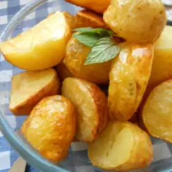 Cartofi noi prăjiți la tigaie (oală)
