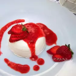 Panna cotta cu sos de căpșuni
