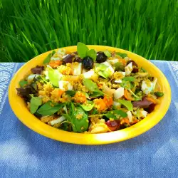 Salată de ouă cu quinoa și baby spanac