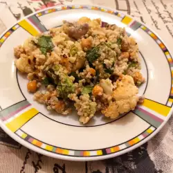 Salată de conopidă și quinoa, cu dressing de tahini