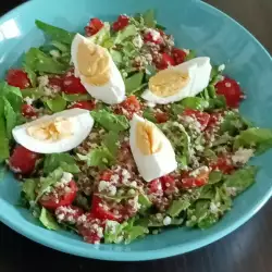 Salată sănătoasă cu quinoa și spanac