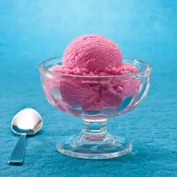 Înghețată cu rubarbă și ghimbir