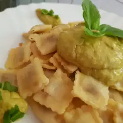 Ravioli cu carne de vita și sos de avocado și limetă