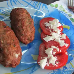 Rulouri din carne tocată cu brânză topită și castraveți murați