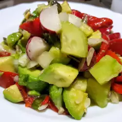 Salată cu avocado, castraveți și ardei copt