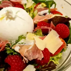 Salată italiană cu burrata și zmeură