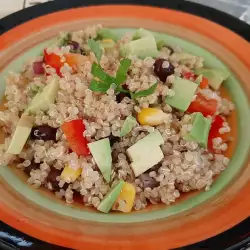 Salată cu quinoa și fasole neagră