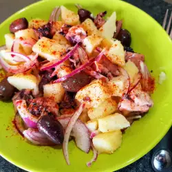 Salată de cartofi cu ceapă si măsline