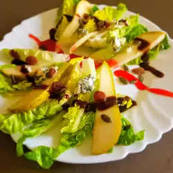Salată verde baby cu pere și brânză albastră