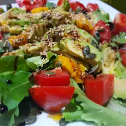 Salată verde cu mango și semințe de in
