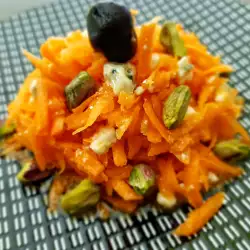 Salată de morcovi cu fistic și brânză