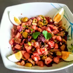 Salată de legume cu roșii uscate