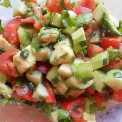Salată de avocado, roșii și castraveți