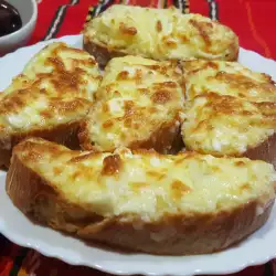 Sandviș cu ou, brânză și cașcaval